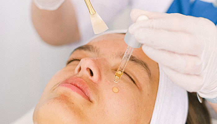 Personal realizando un peeling facial.
